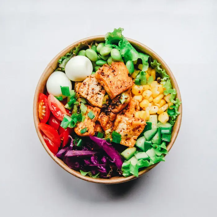 Bowl de salmão, ovos e legumes
