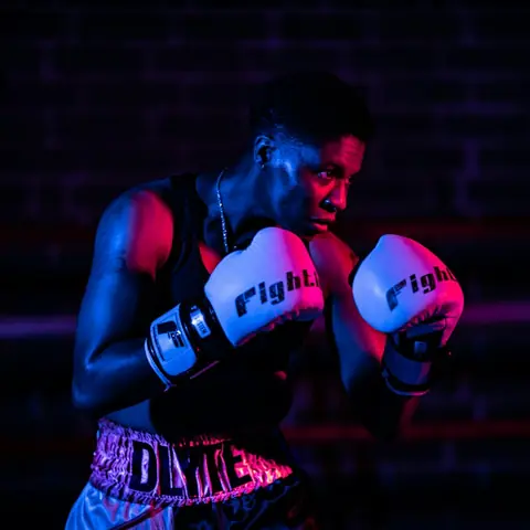 Lutador com luvas de boxe